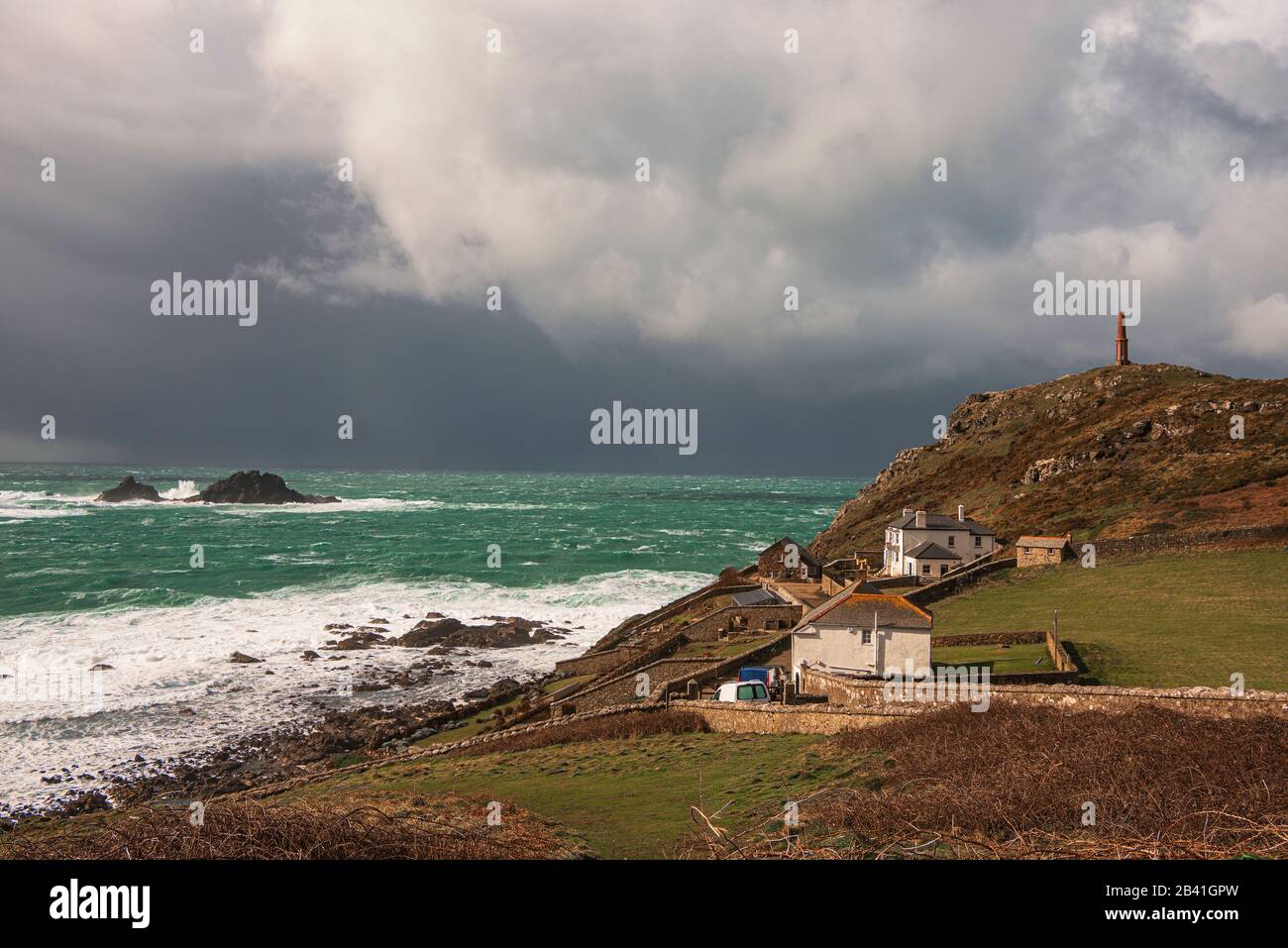 Cap Cornwall et les îles Brisons. Banque D'Images