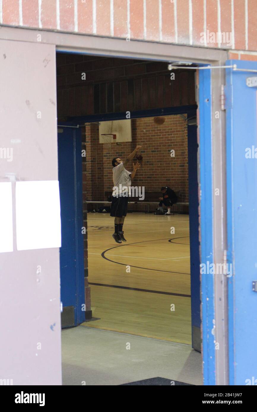 Entraînement de basket-ball quand presque ho One est à la recherche. Banque D'Images