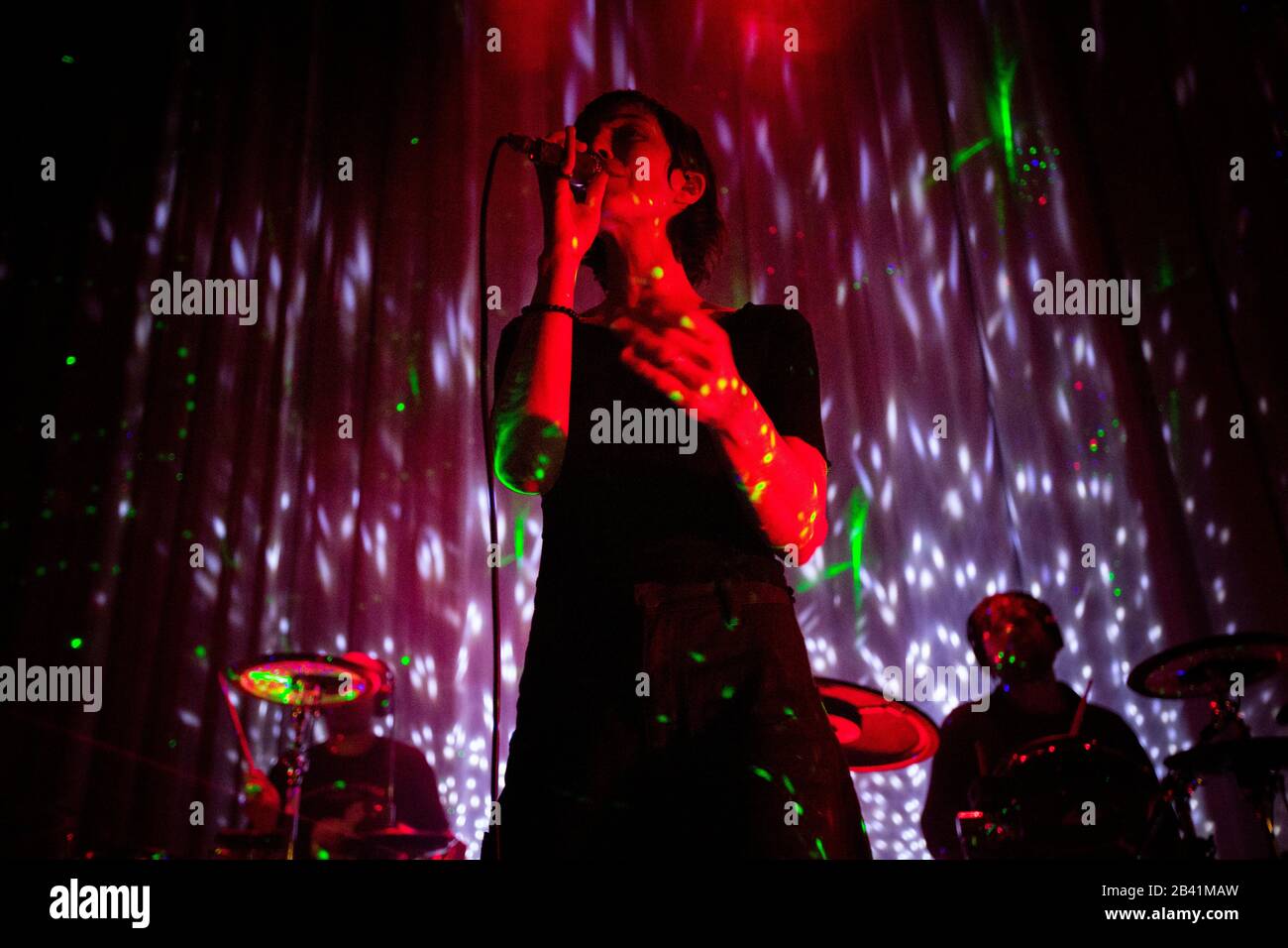 Channy Leaneagh, du groupe de la synth-pop américaine Poliça, se produit en direct au Hard Club de Porto. Banque D'Images