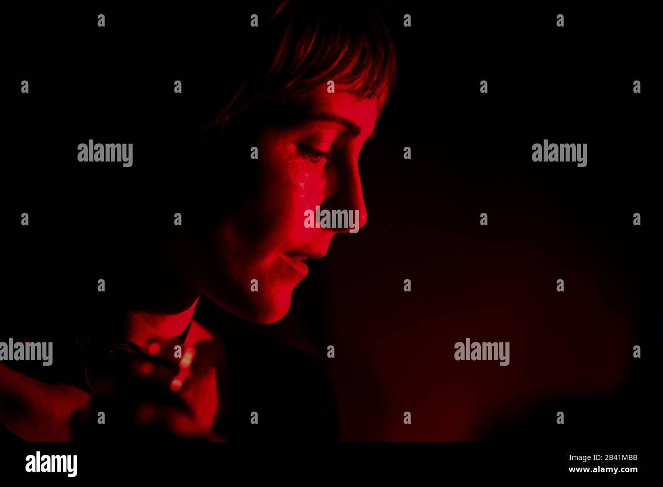 Channy Leaneagh, du groupe de la synth-pop américaine Poliça, se produit en direct au Hard Club de Porto. Banque D'Images