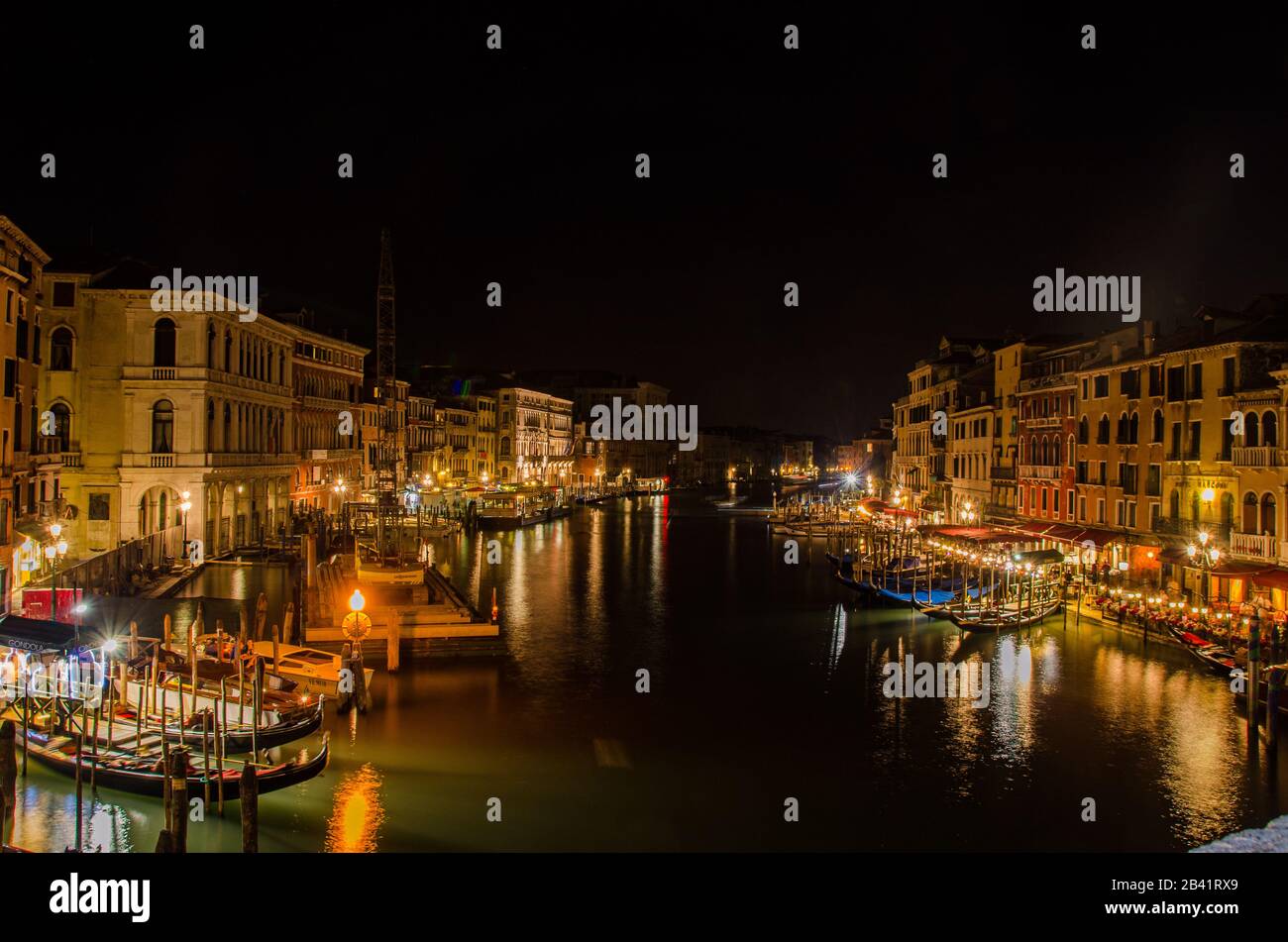 Venise, Italie 18 mai 2015 : Grand Canal et bateaux amarrés aux côtés de maisons à Venise, Italie Banque D'Images