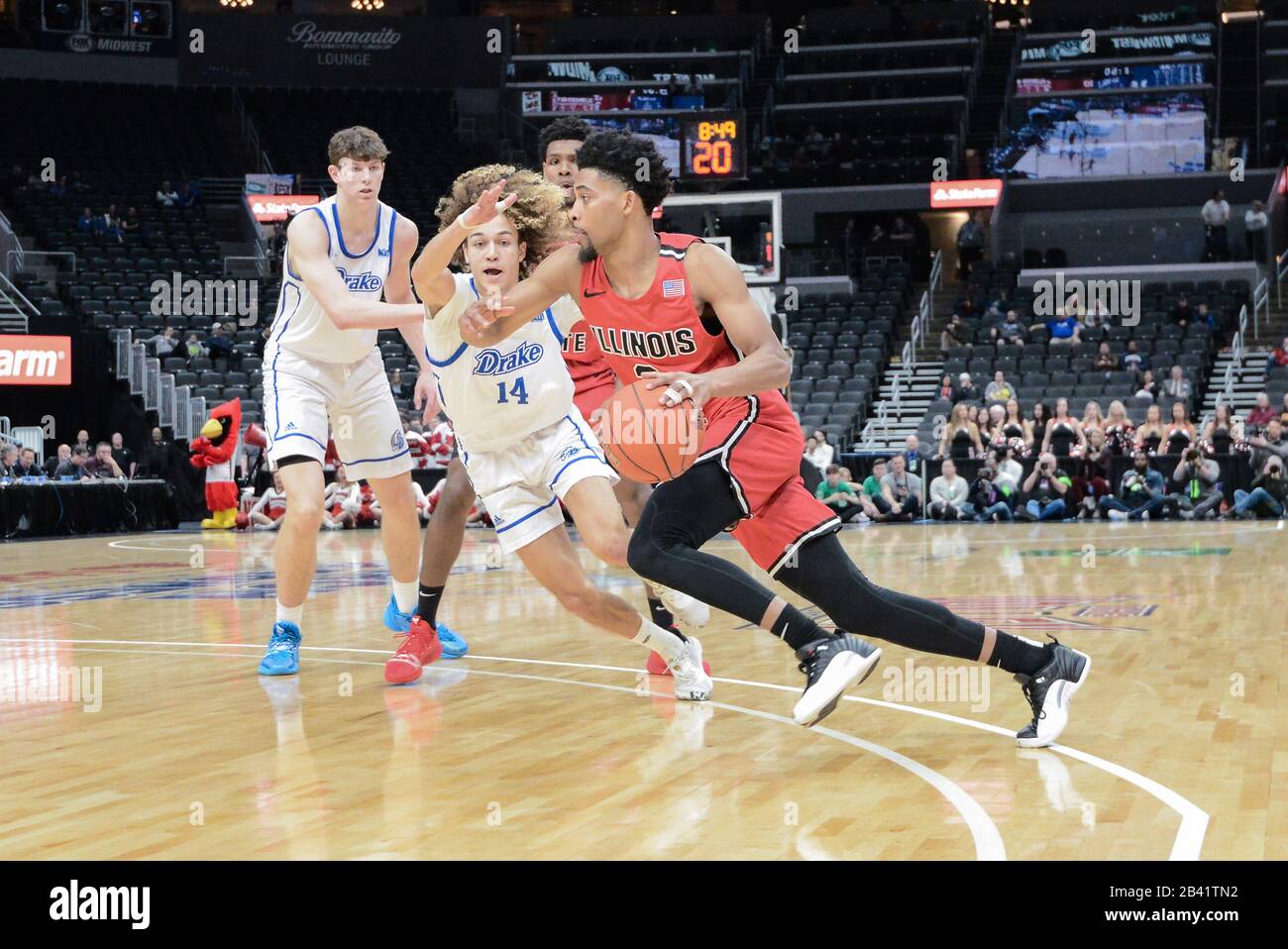 05 mars 2020: ***Caption EDIT*** Zach Copeland, garde des oiseaux rouges de l'État de l'Illinois (2) tente de dépasser la défense de la garde de Drake Bulldogs Noah Thomas (14) lors de l'ouverture du tournoi de la vallée du Missouri pour hommes entre les Bulldogs de Drake et les oiseaux rouges de l'État de l'Illinois. Organisé au Centre entreprise de St. Louis, Mo Richard Ulreich/CSM Banque D'Images