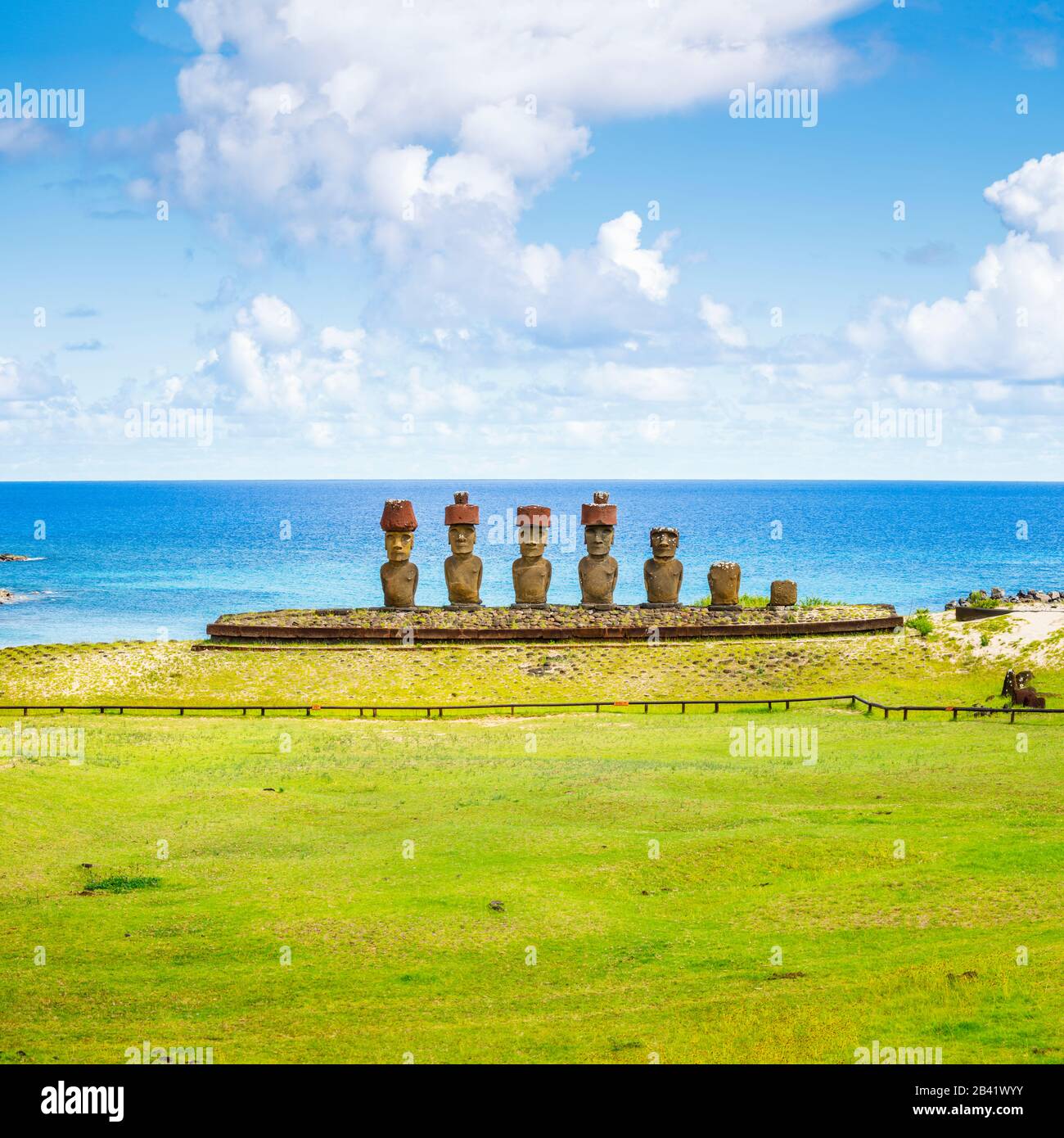 Vue panoranique des statues de moai sur La plate-forme Ahu Nao-Nao sur la plage tropicale Anakena sur la côte au nord de l'île de Pâques (Rapa Nui), Chili Banque D'Images