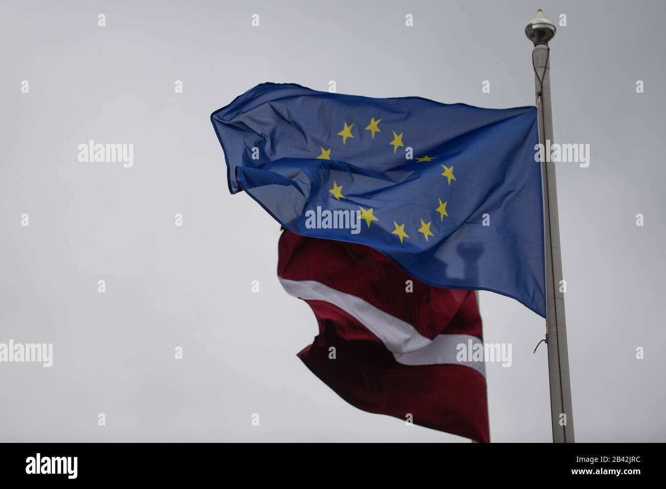 Riga, Lettonie. 4 mars 2020. Le drapeau national de la Lettonie et le ...