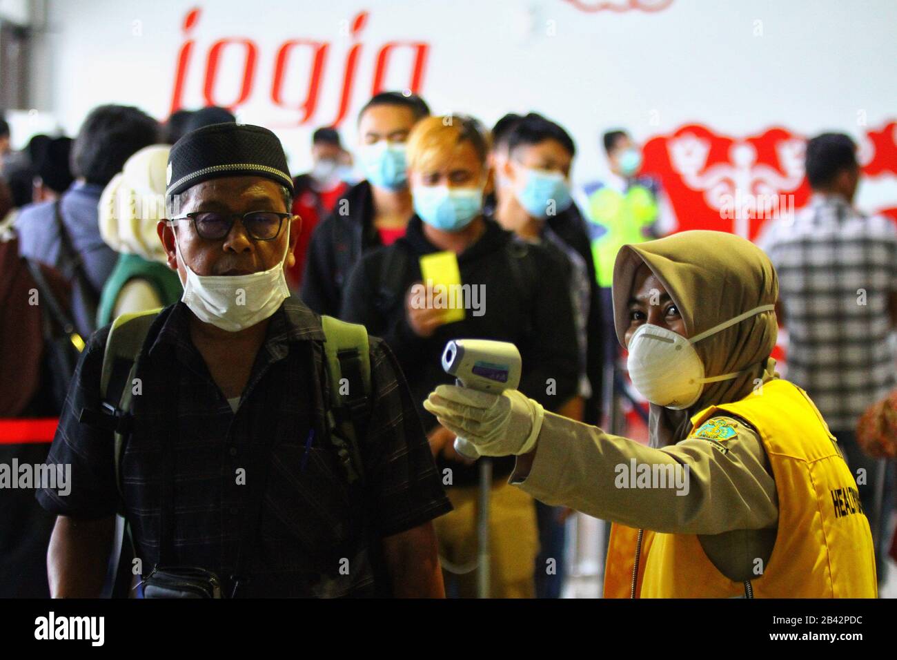 Un agent de santé vérifie la température corporelle d'un passager lors de son arrivée à l'aéroport Adisutjipto de Yogyakarta, Indonésie, le jeudi 5 mars 2020. Depuis deux cas positifs du virus corona (COVID-19) en Indonésie. En Indonésie, les aéroports effectuent trois processus de contrôle de tous les passagers arrivant, y compris les contrôles des antécédents de voyage, les antécédents médicaux et les contrôles de température corporelle, qui sont des procédures qui doivent être effectuées pour prévenir la propagation précoce de la maladie et du virus corona (COVID-19). (Photo de Devi Rahman/INA photo Agency/Sipa USA) Banque D'Images