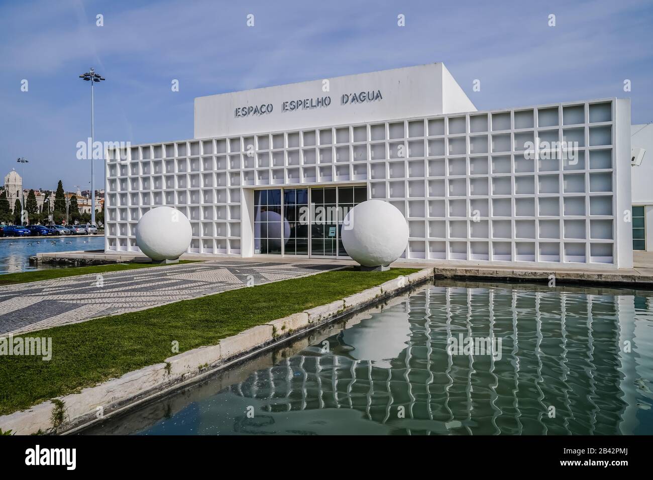 Espaço Espelho d'Água a été construit en 1940 pour l'exposition du monde portugais et a depuis été occupé par un restaurant Banque D'Images