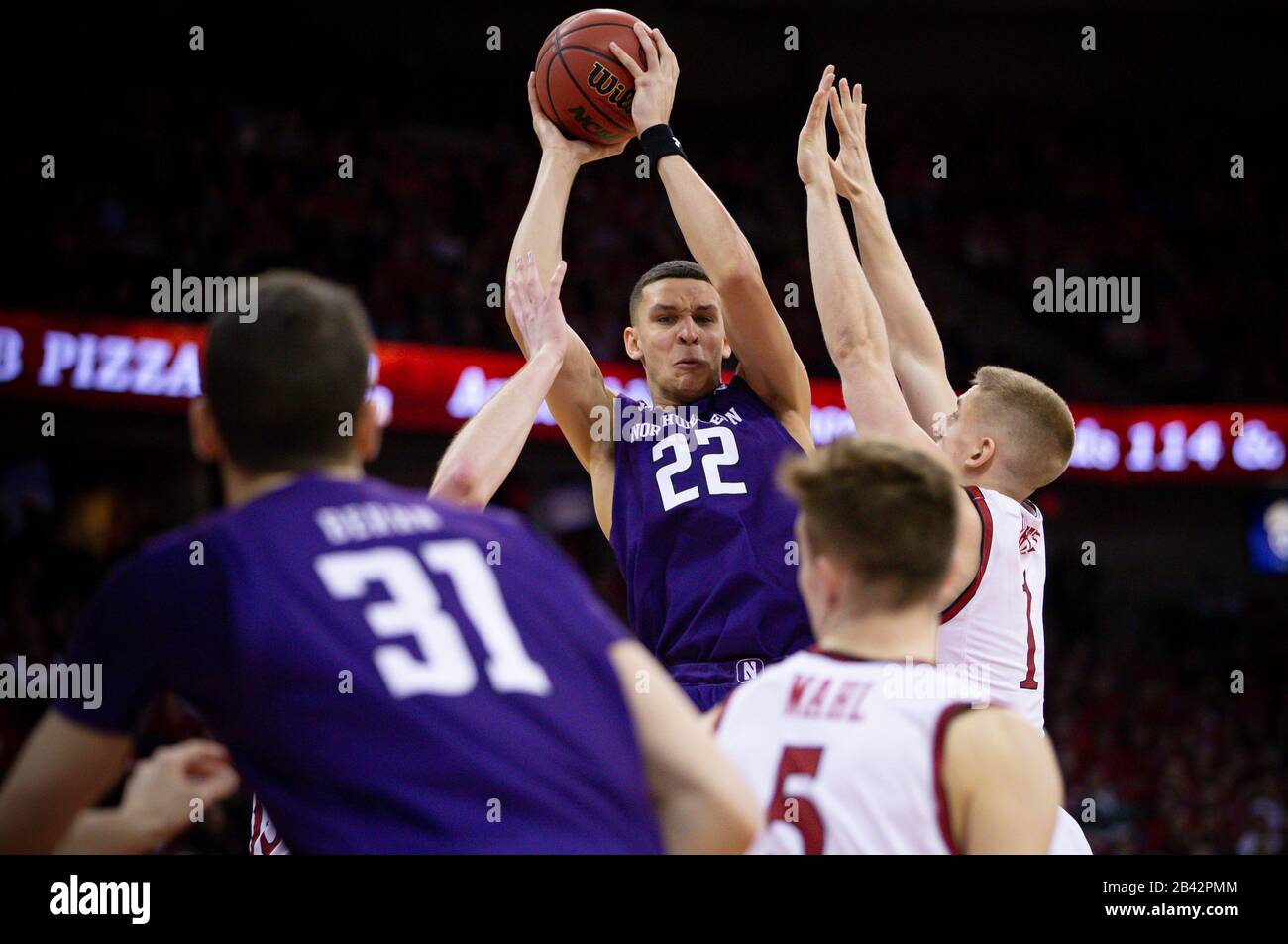 Madison, WI, États-Unis. 4 mars 2020. Northwestern Wildcats forward Pete Nance #22 attend de passer à Northwestern Wildcats en avant Robbie Beran #31pendant le match de basket-ball de la NCAA entre les Wildcats du Nord-Ouest et les Badgers du Wisconsin au Kohl Center à Madison, WI. John Fisher/Csm/Alay Live News Banque D'Images