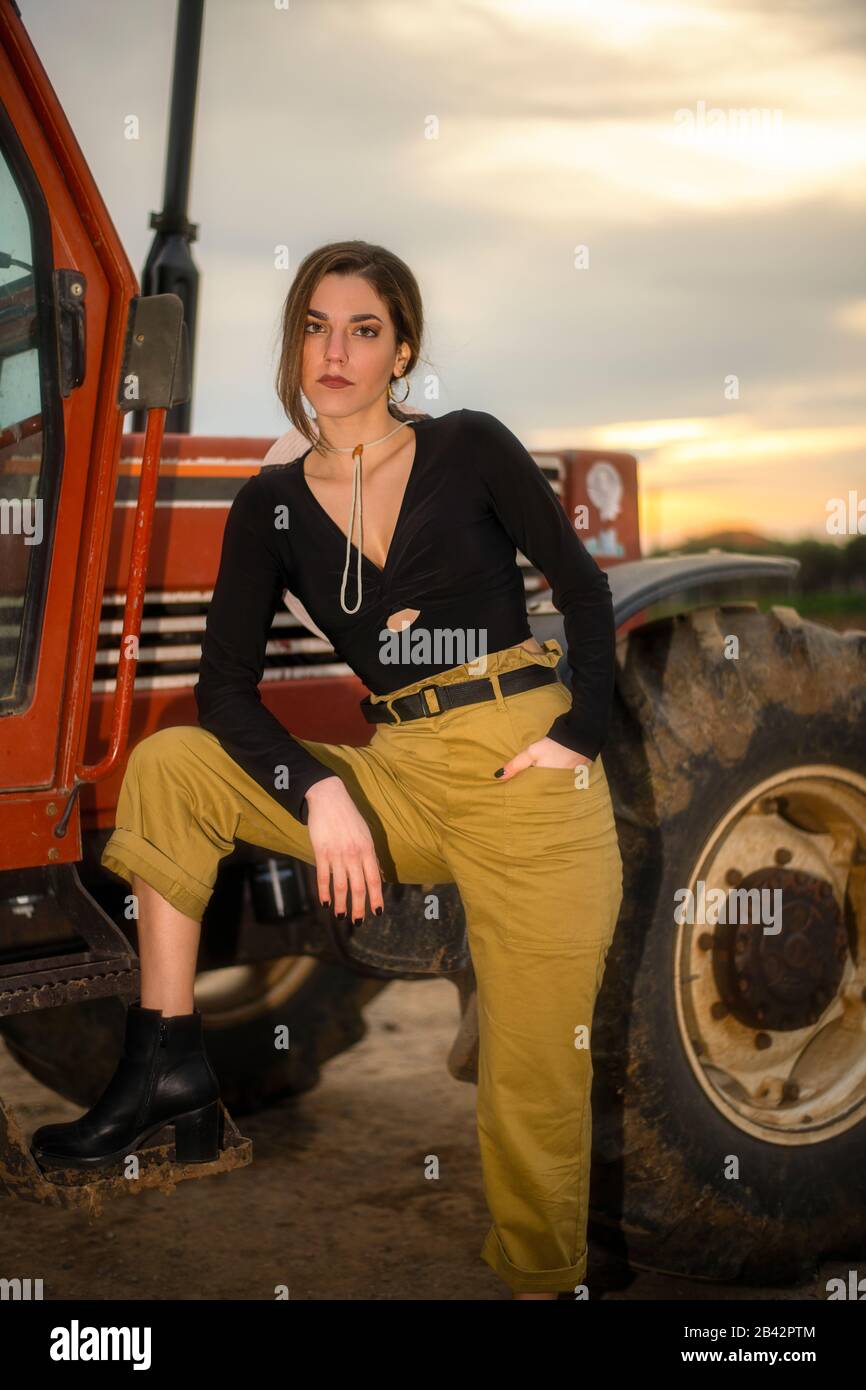 Fille de ferme sur le tracteur prêt pour la récolte Banque D'Images