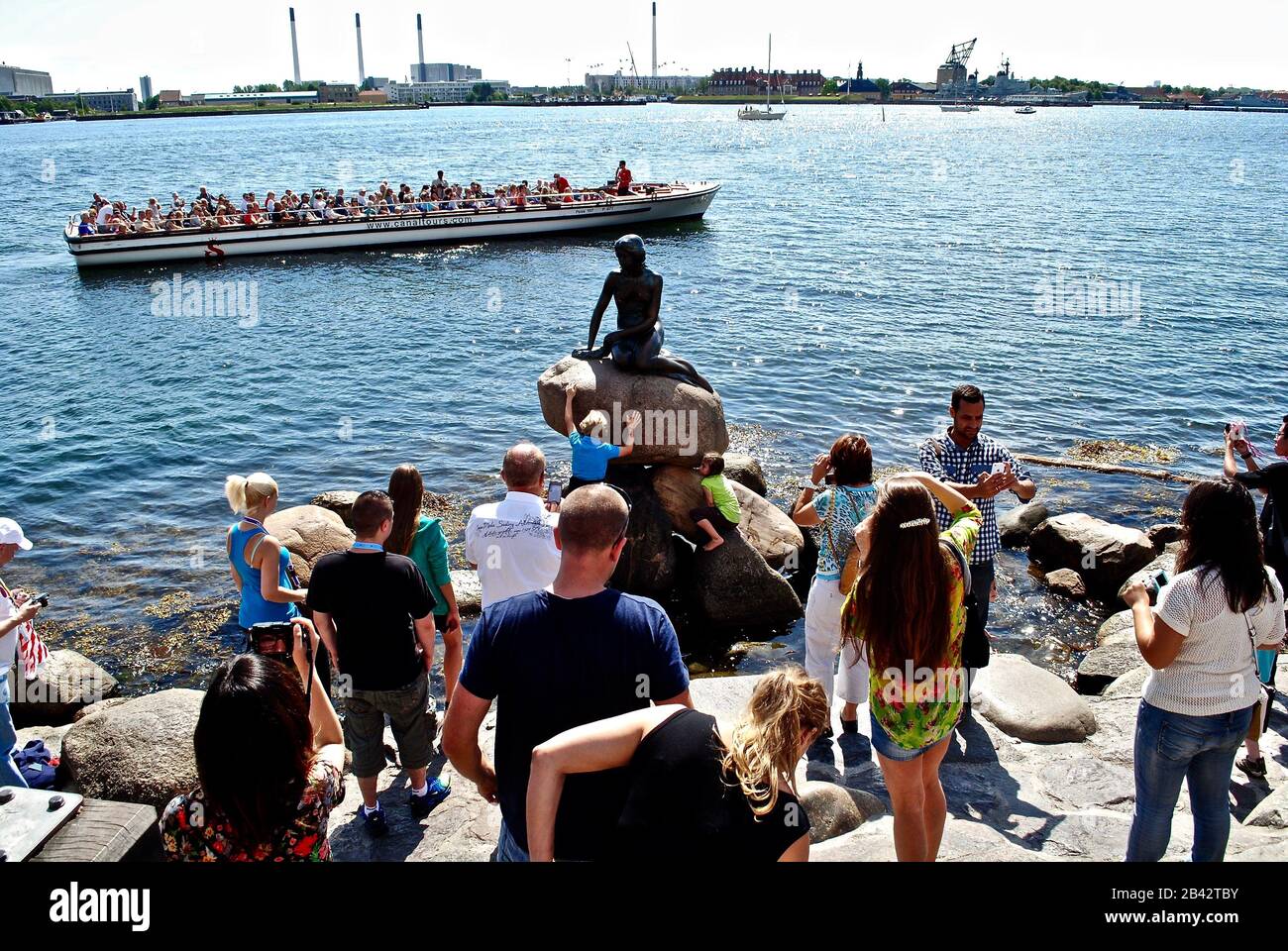 La Petite Sirène (Den Lille Havfrue) à Copenhague, Danemark attire une foule de touristes. Statue la plus photographiée. Artiste: Edvard Eriksen Banque D'Images