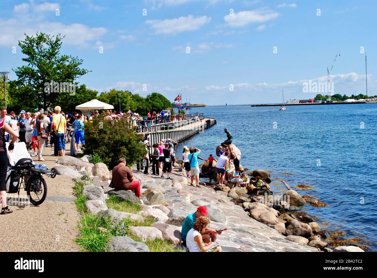 La Petite Sirène (Den Lille Havfrue) à Copenhague, Danemark attire une foule de touristes. Statue la plus photographiée. Artiste: Edvard Eriksen Banque D'Images