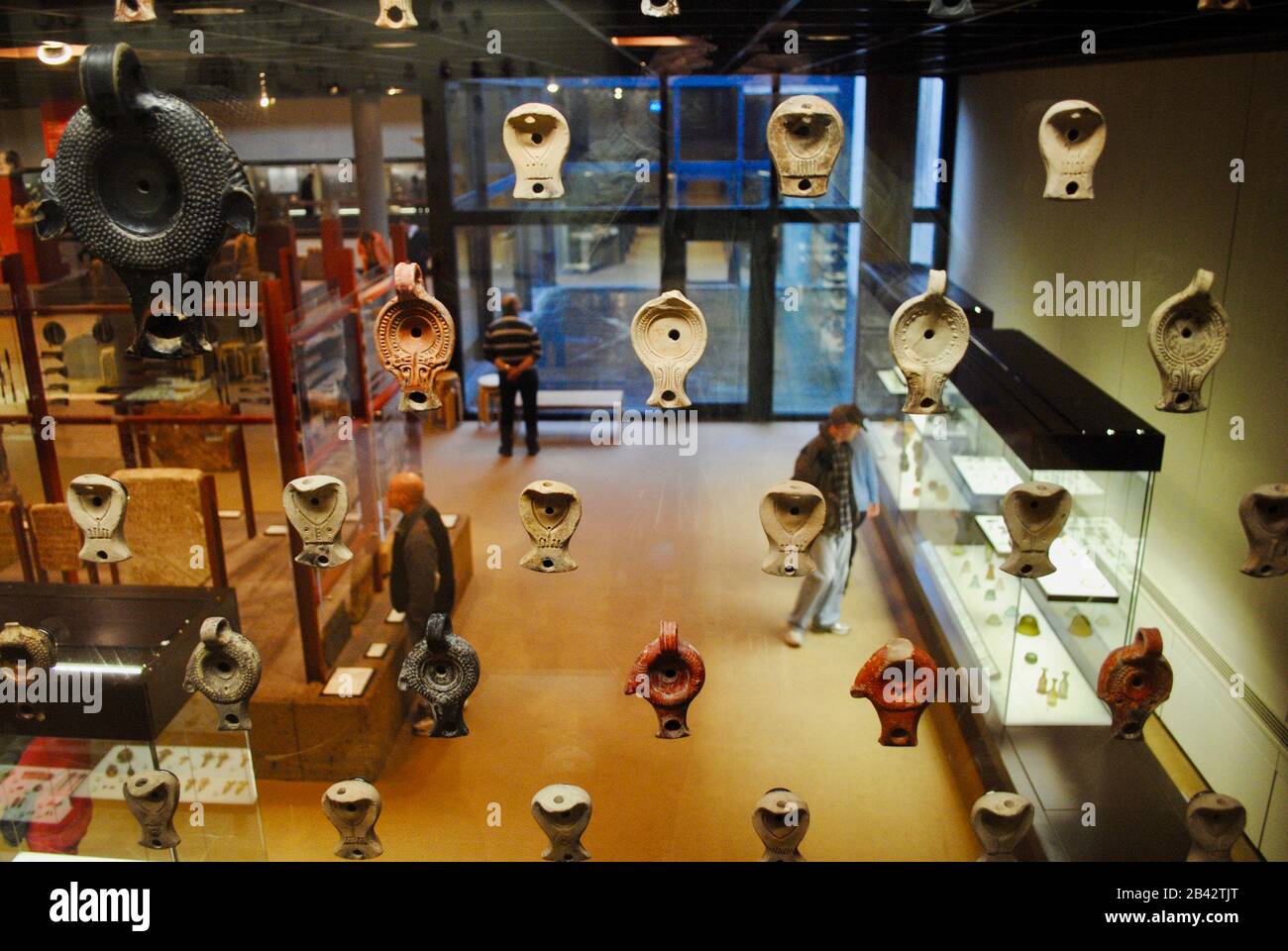 Des lampes en argile exposées au Musée Roman-Germanique (RGM, Römisch-Germanisches Museum) est un musée archéologique de Cologne (Köln), Allemagne. Banque D'Images