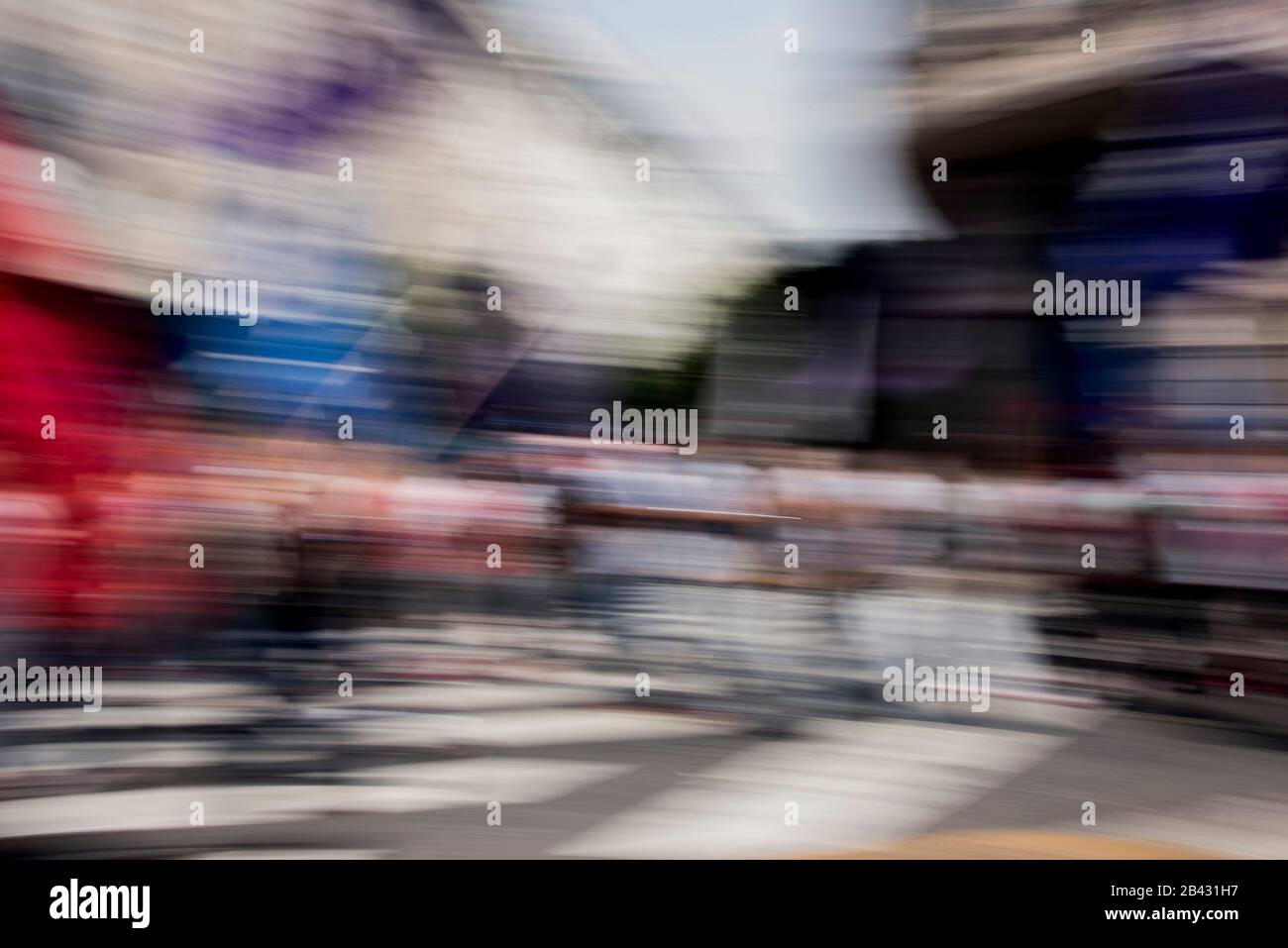 Arrière-plan urbain abstrait, flou de mouvement, lignes de dynamisme et couleurs Banque D'Images