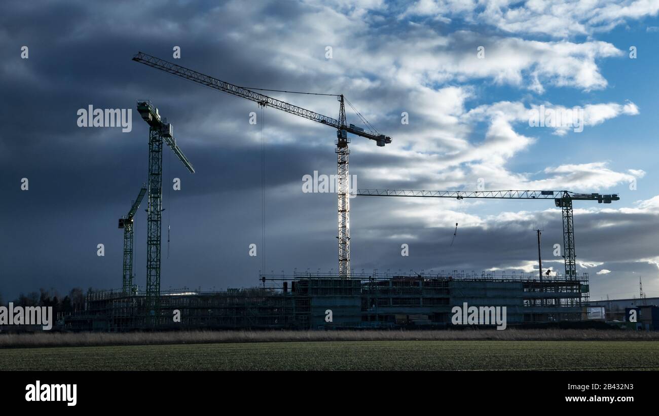 Grues de construction sur un chantier de construction à Augsbourg sur la Bundesstrasse 17, Swabia, Bavière, Allemagne, Europe Banque D'Images