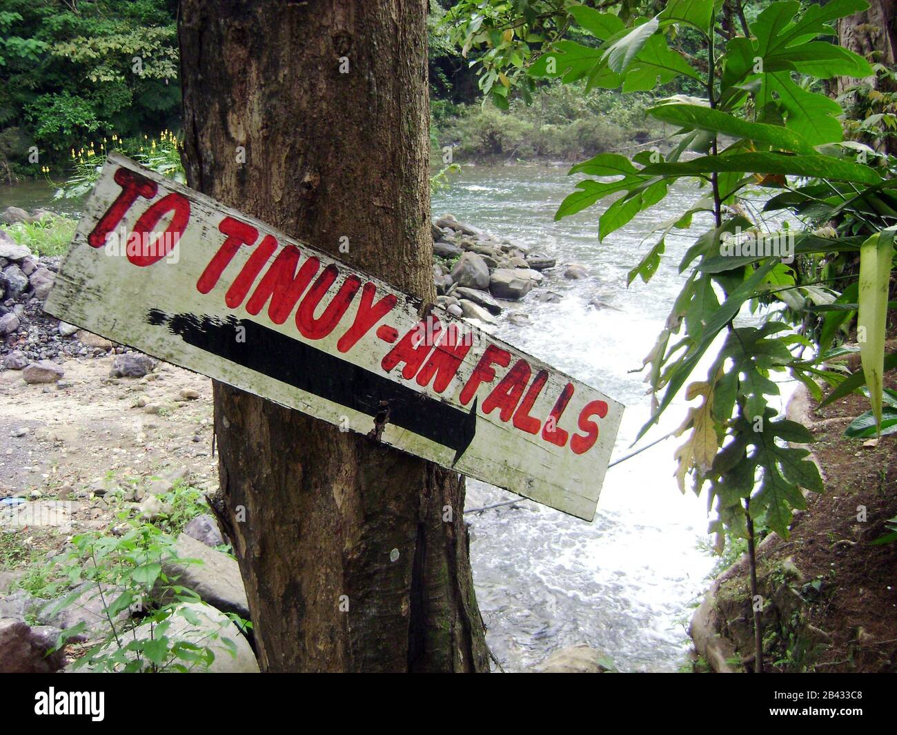 Panneau cloué à un arbre aux chutes Tinuy-an à Surigao del sur, Philippines. Banque D'Images