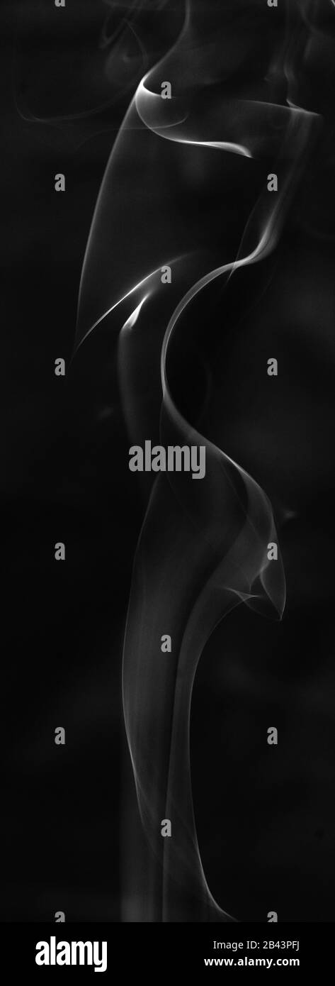 Fumée d'Encens prise sur fond noir Banque D'Images