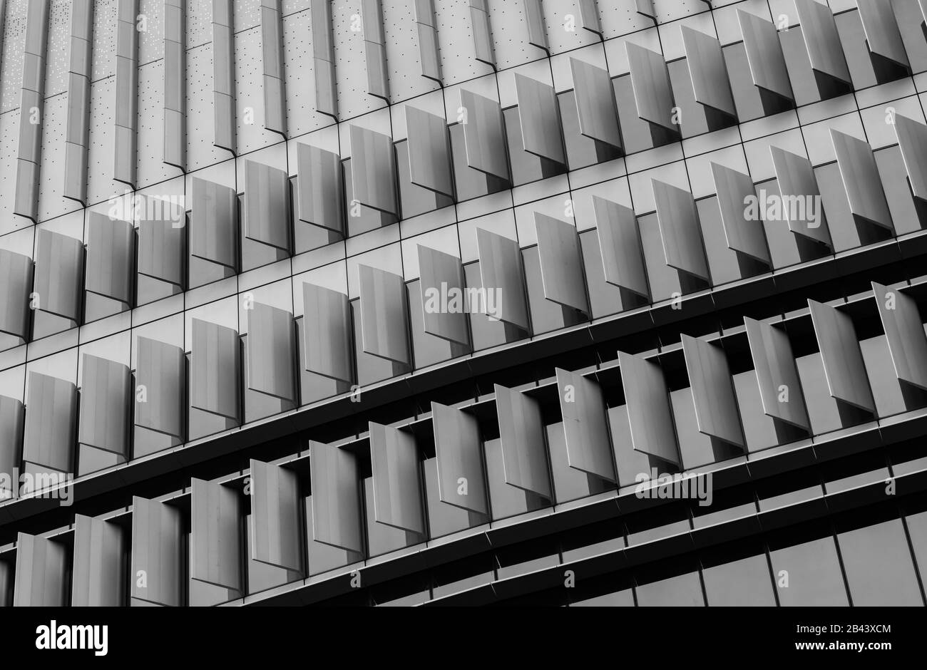 Fenêtre de gros plan du bâtiment de bureau en verre du gratte-ciel. Bâtiment commercial extérieur. Architecture moderne. Façade de bâtiment moderne en verre d'affaires Banque D'Images