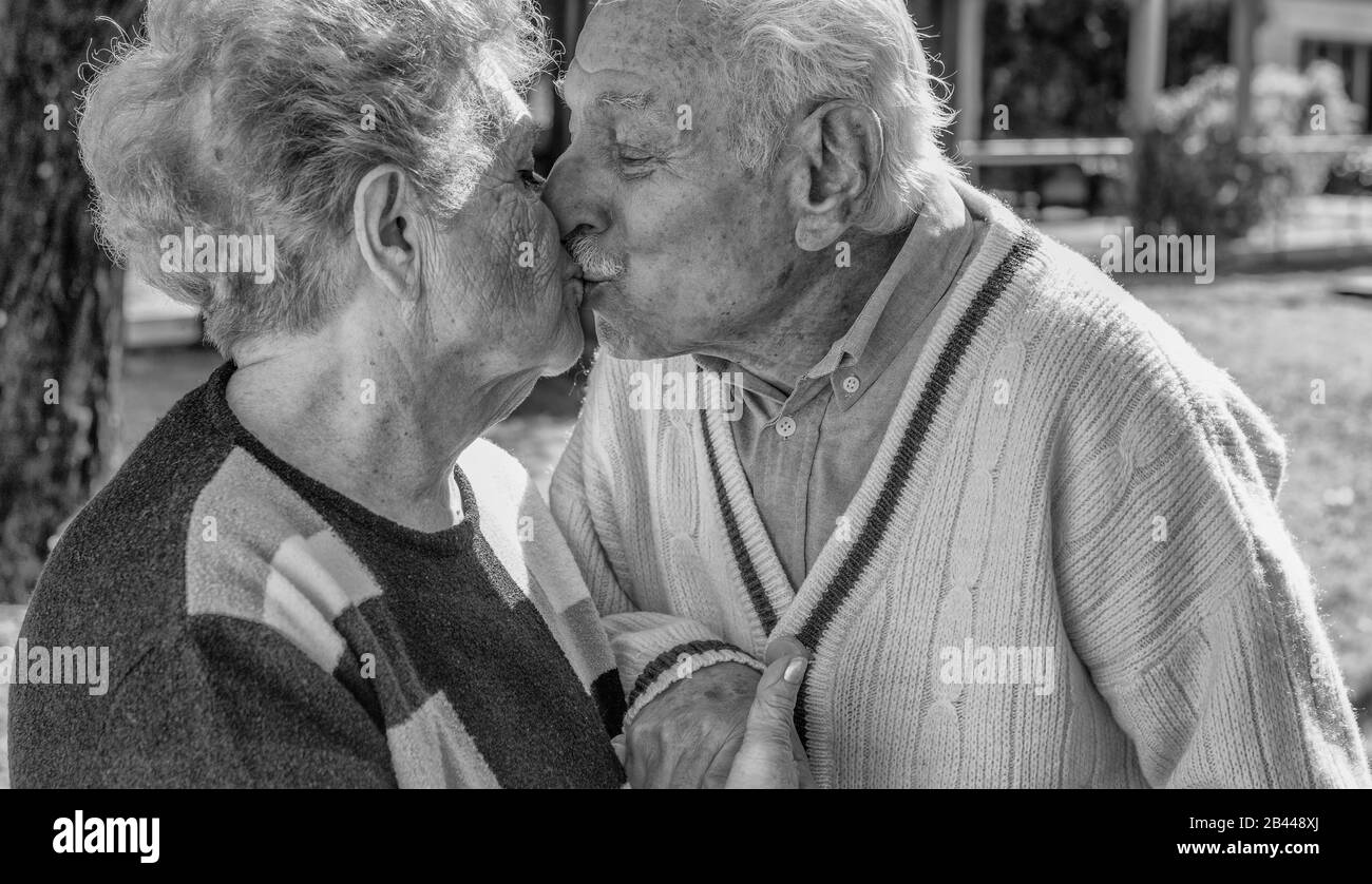 Un couple d'aînés heureux embrassant l'extérieur une belle journée. Banque D'Images
