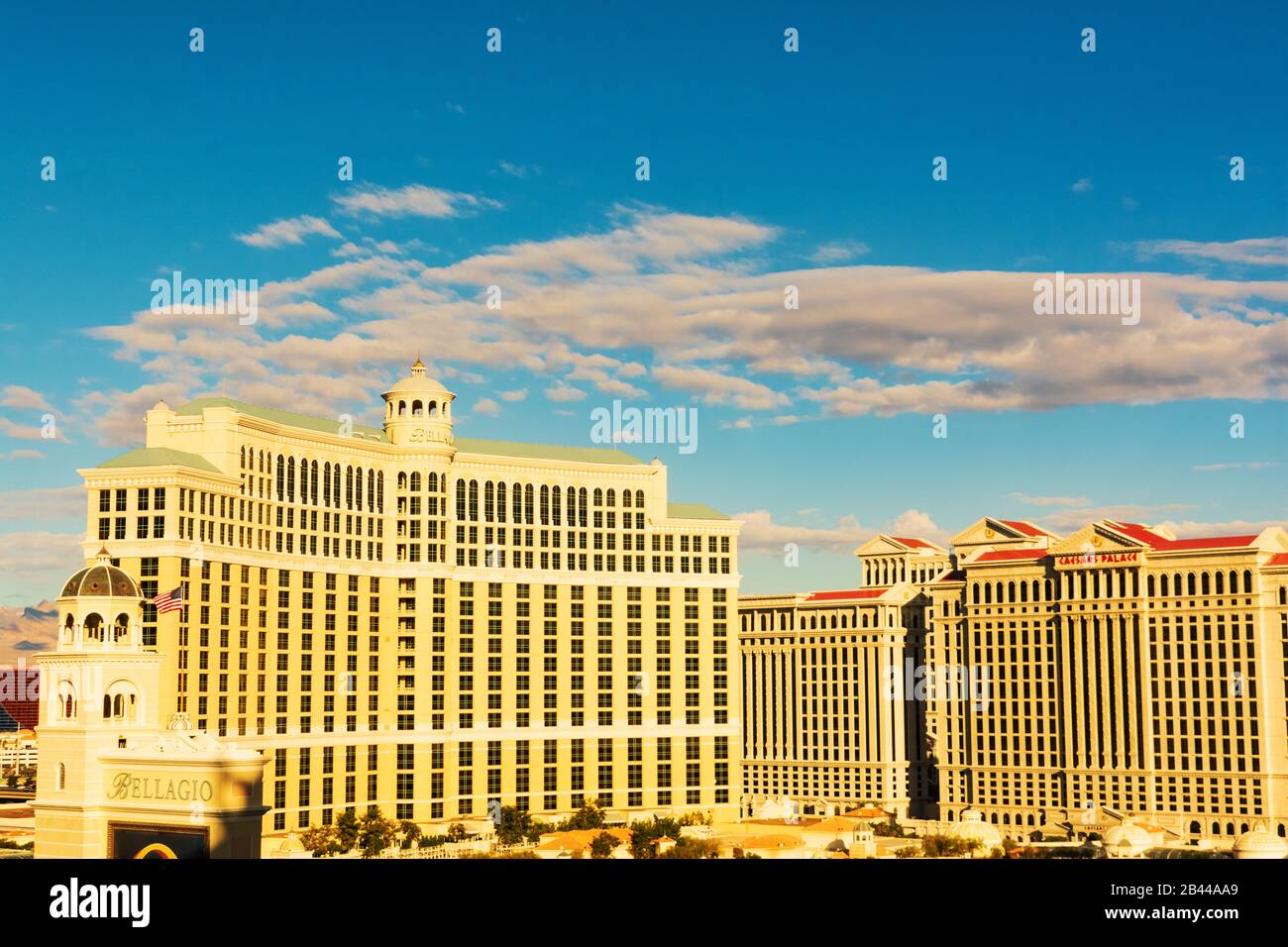 Vue imprenable sur les hôtels et casinos de luxe Bellagio et Caesars Palace situés à l'ouest du Strip de Las Vegas - Las Vegas, Nevada, États-Unis - Banque D'Images