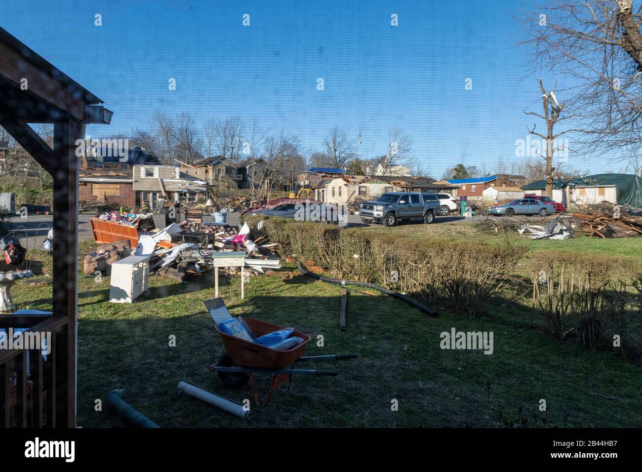 Nashville, Tennessee, États-Unis. 5 mars 2020. La vue de la chambre Bobby Beard dormait quand la radio météo l'a alarmé et sa femme Leigh Ann, pour s'abriter comme une tornade balayée par leur quartier à East Nashville, TN. Crédit: Lisbeth Norton/Zuma Wire/Alay Live News Banque D'Images