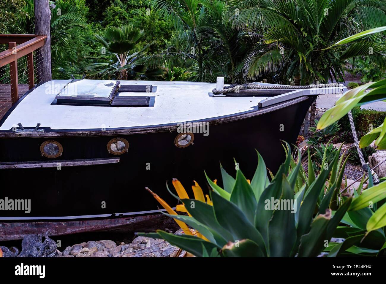 Un vieux bateau maintenant utilisé comme décoration pour une terrasse  extérieure de jardin Photo Stock - Alamy