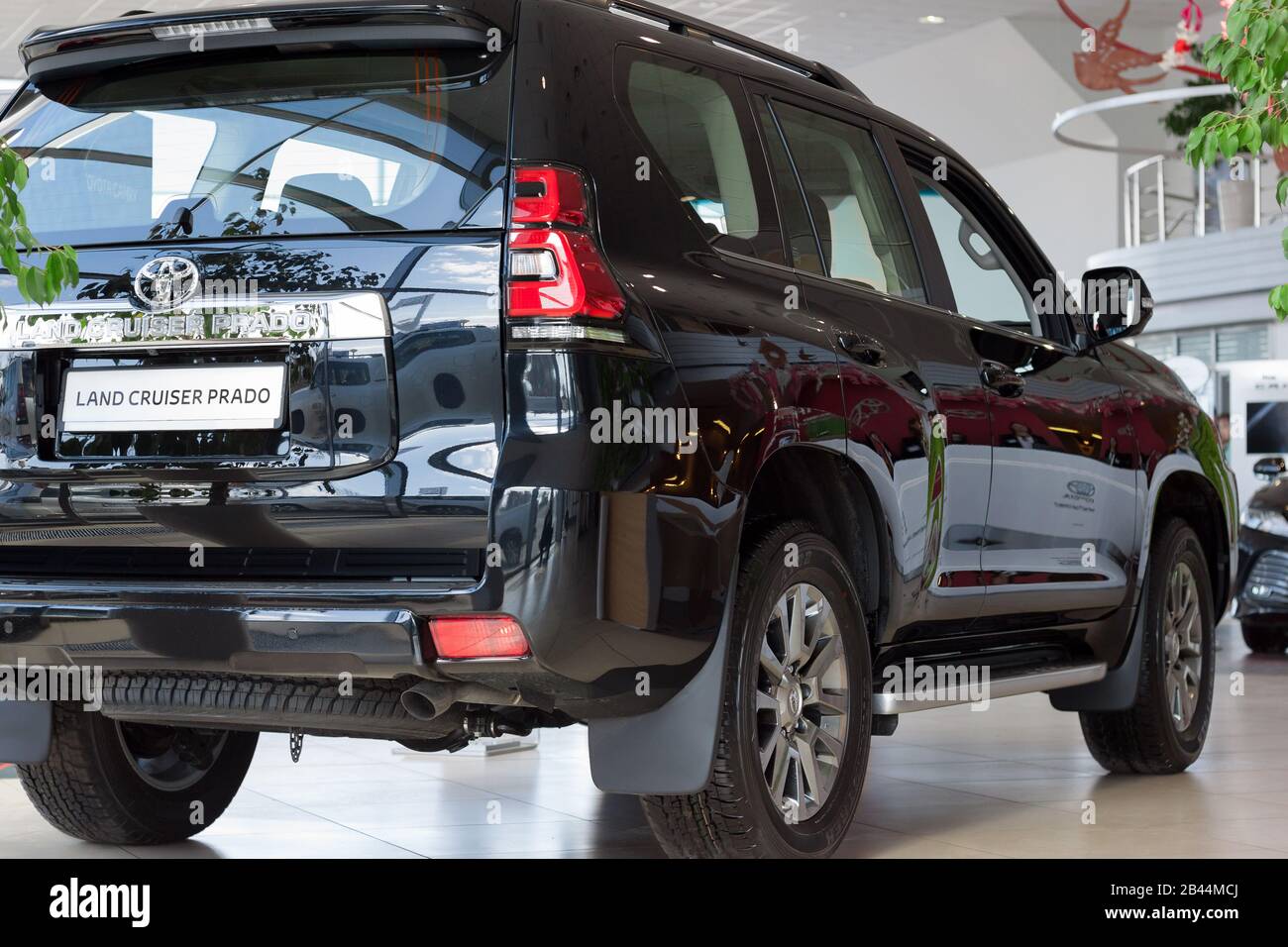 Russie, Izhevsk - 21 Avril 2018 : Showroom Toyota. Véhicule Neuf Toyota Land Cruiser Prado. Transport respectueux de l'environnement. Vue arrière. Banque D'Images