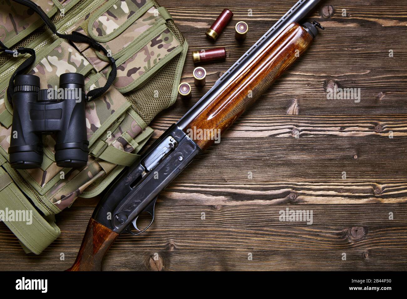 Fusil de chasse et munitions sur fond en bois sombre.vue de dessus., fusil de chasse et munitions sur fond en bois sombre.vue de dessus. Banque D'Images