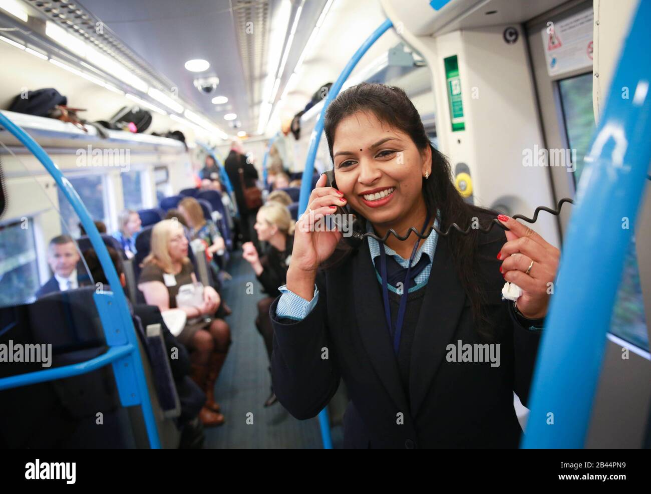 Le chef de train Sindu Krishnakumar à bord d'un train du Sud-est, alors que l'exploitant de train et Network Rail lancent le premier service de train entièrement géré par des femmes pour célébrer la Journée internationale de la femme. Banque D'Images