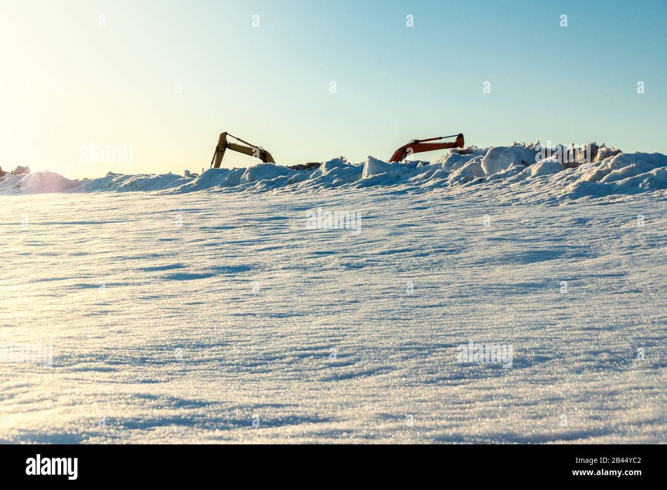 flèches des pelles hydrauliques derrière les arbres de neige Banque D'Images