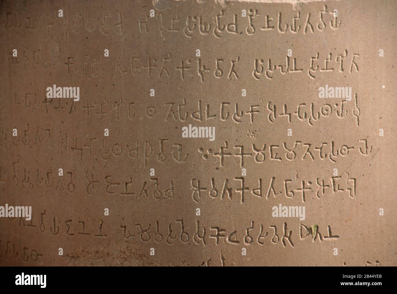 Brahmi script sur le pilier de l'ashokan à sarnath, varanasi, uttar pradesh, Inde, Asie Banque D'Images
