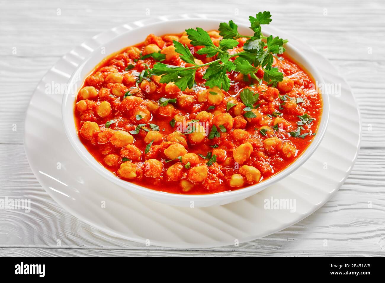 Repas principal végétarien indien sans gluten chana masala ou curry de pois chiches aux épices de garam masala, sauce tomate, feuille de laurier, saupoudrée de persil Banque D'Images