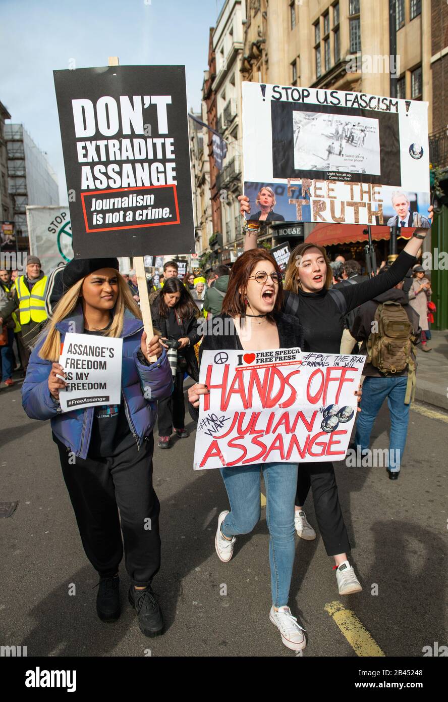 Des manifestants avec des bannières au rassemblement Ne Pas Extrader Assange dans Le Strand, en signe de protestation contre l'extradition du fondateur de WikiLeaks Julian Assange aux États-Unis. Banque D'Images