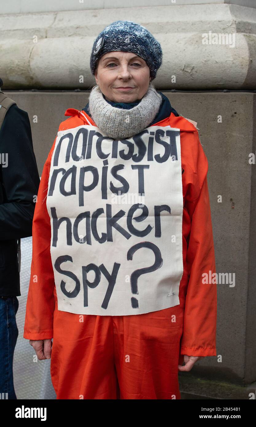 Protester avec bannière à la Ne Pas Extrader Assange rallye dans le Strand, en protestation de l'extradition du fondateur de WikiLeaks Julian Assange aux Etats-Unis. Banque D'Images