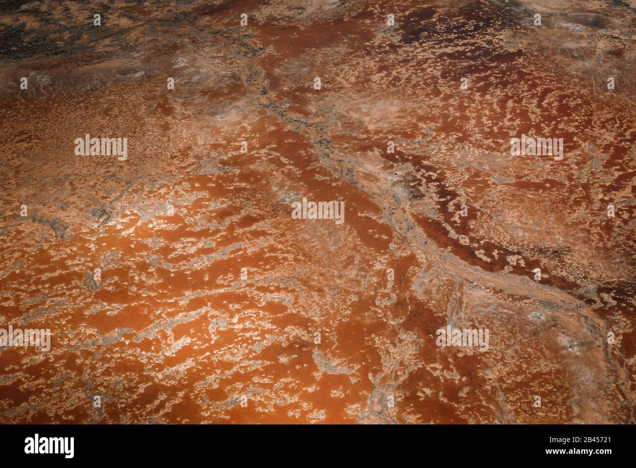 Lake Eyre Salt Flats Australie méridionale aérienne avec peu de sel pendant l'été texture fond Banque D'Images