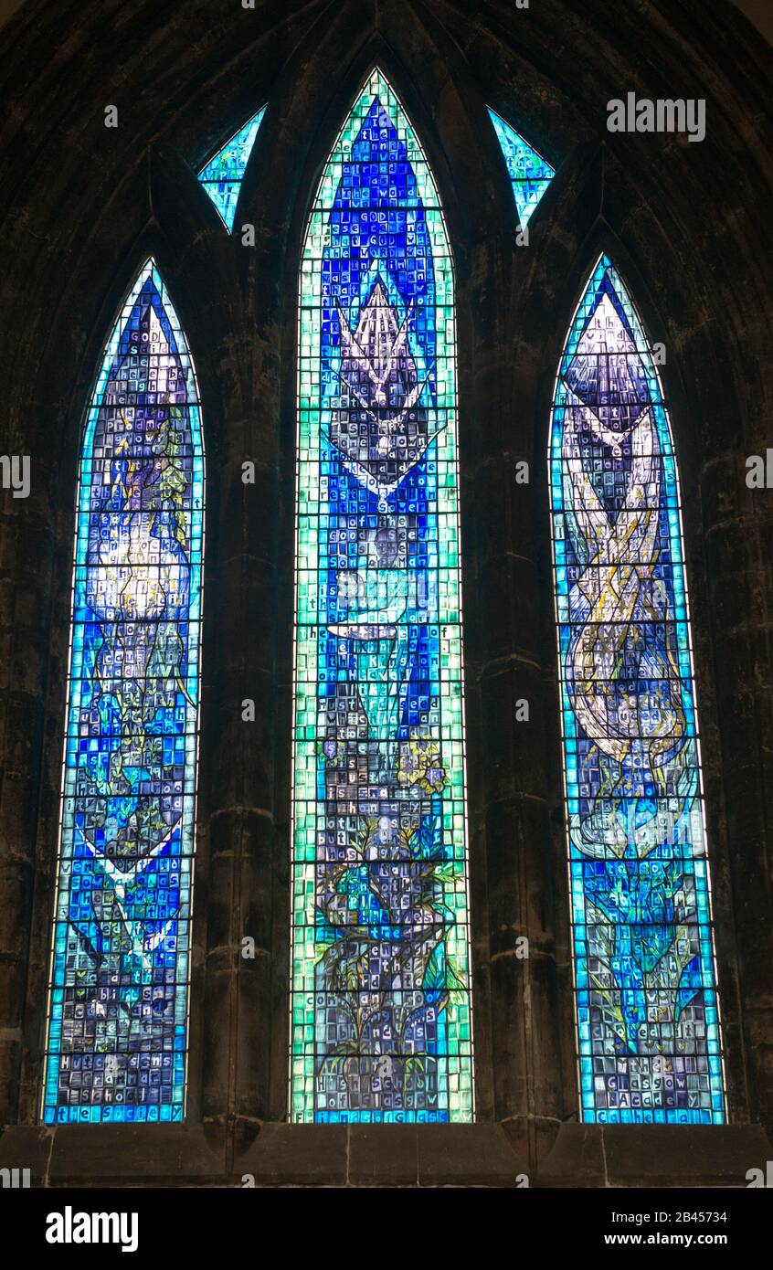 La Millennium Window de la cathédrale de Glasgow, une vitrail moderne dévoilée par la princesse Royal en 1999 Banque D'Images