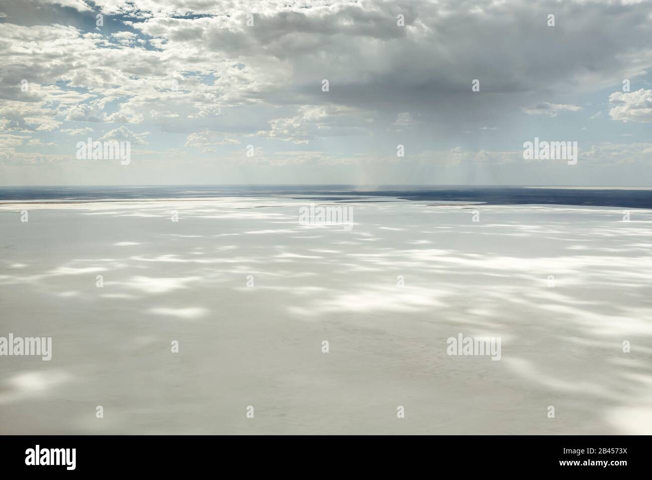 Lake Eyre Salt Flats Australie méridionale aérienne avec de spectaculaires nuages de tempête et des précipitations Banque D'Images