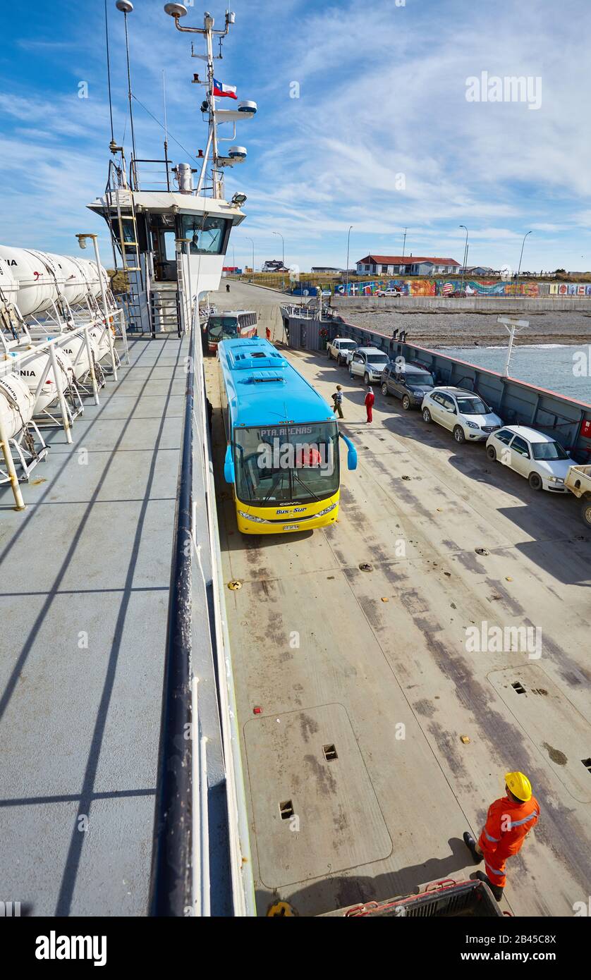 Punta Espora, Chili - 29 octobre 2013: Pont de Patagonia Valparaiso ferry pendant le chargement. Le ferry est le seul moyen de traverser le détroit de Magellan. Banque D'Images