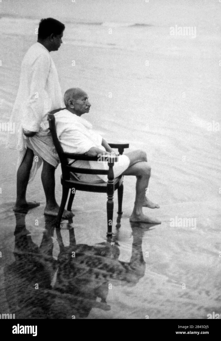 Mahatma Gandhi avec son Devdas assis sur la chaise, Juhu Beach, Bombay, Mumbai, Maharashtra, Inde, Asie, années 1940, ancienne image du XXe siècle Banque D'Images