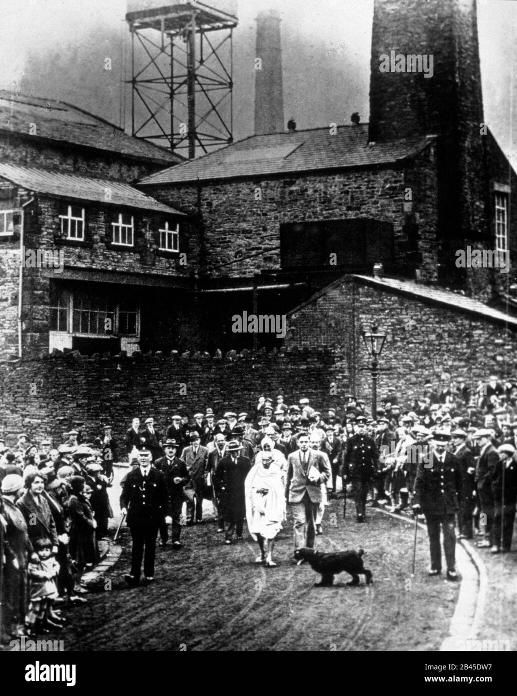 Mahatma Gandhi visite des usines textiles à Darwin Lancashire au Royaume-Uni Angleterre, 1931 vieux millésime 1900s photo Banque D'Images