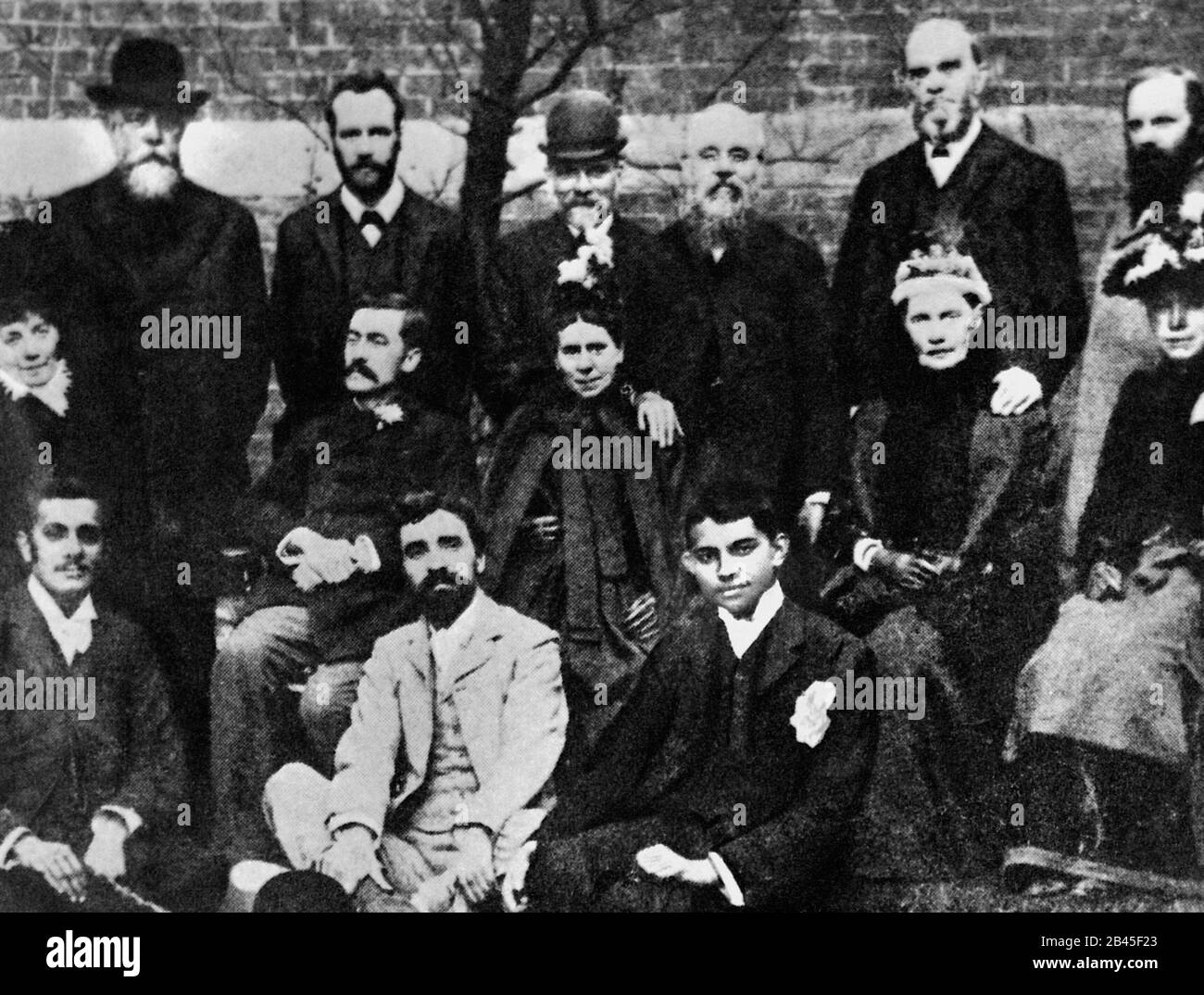 Mahatma Gandhi, en bas à droite, avec des membres de la Société végétarienne, Londres, Angleterre, Royaume-Uni, Royaume-Uni, 1890, vieille image millésime 1900 Banque D'Images