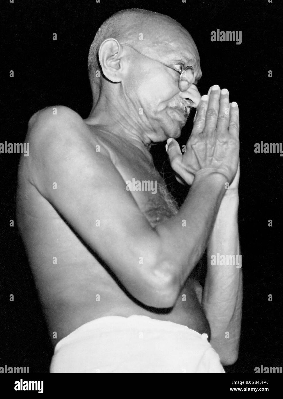 Mahatma Gandhi avec les mains pliées namaste, Bombay, Mumbai, Maharashtra, Inde, Asie, Mars 1946, ancienne image vintage 1900 Banque D'Images