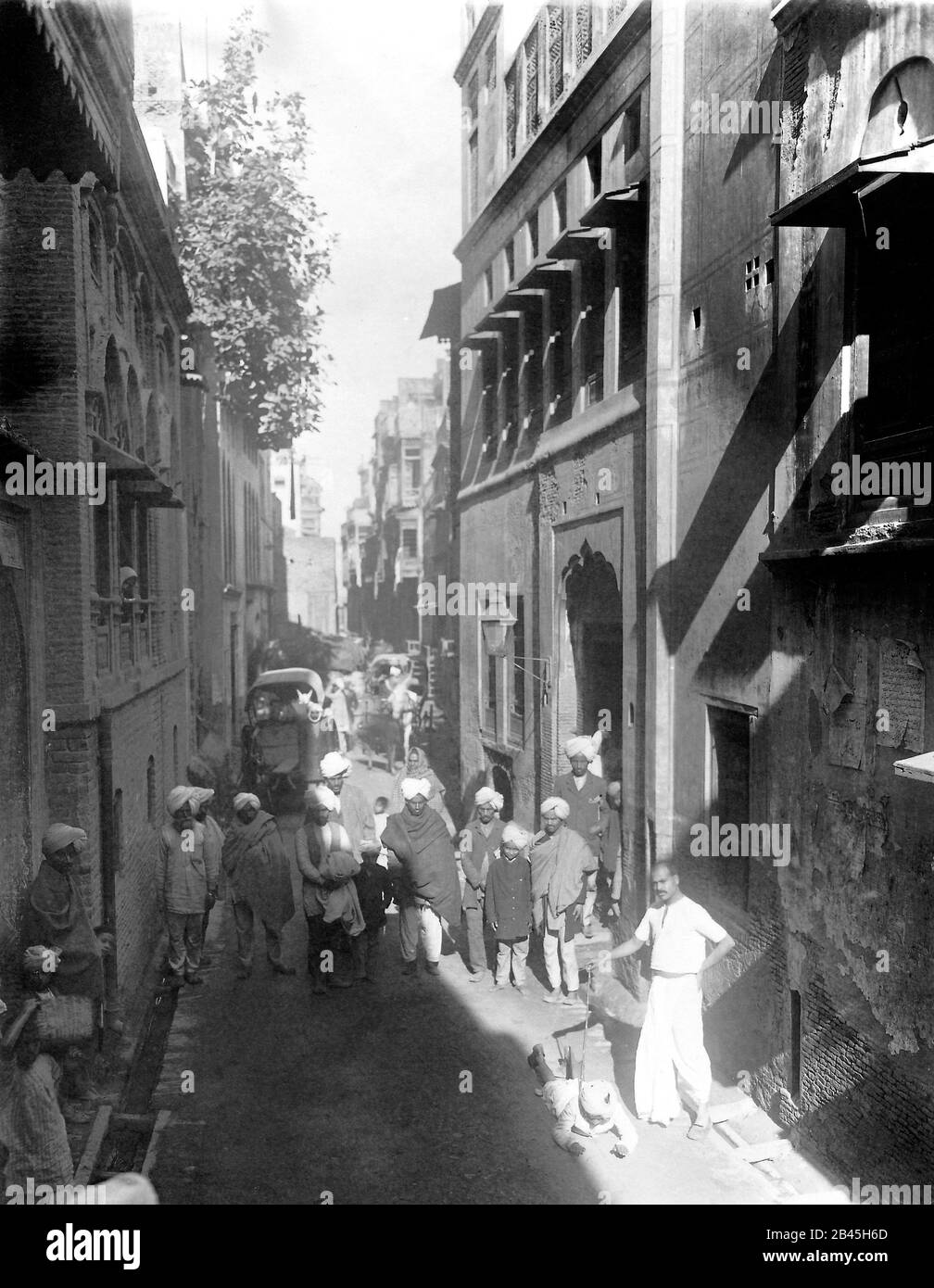 Rue Amritsar pendant la loi martiale juste avant le massacre de Jallianwala Bagh, route du Temple d'Or, Amritsar, Punjab, Inde, 13 avril 1919, ancienne image du 1900 Banque D'Images