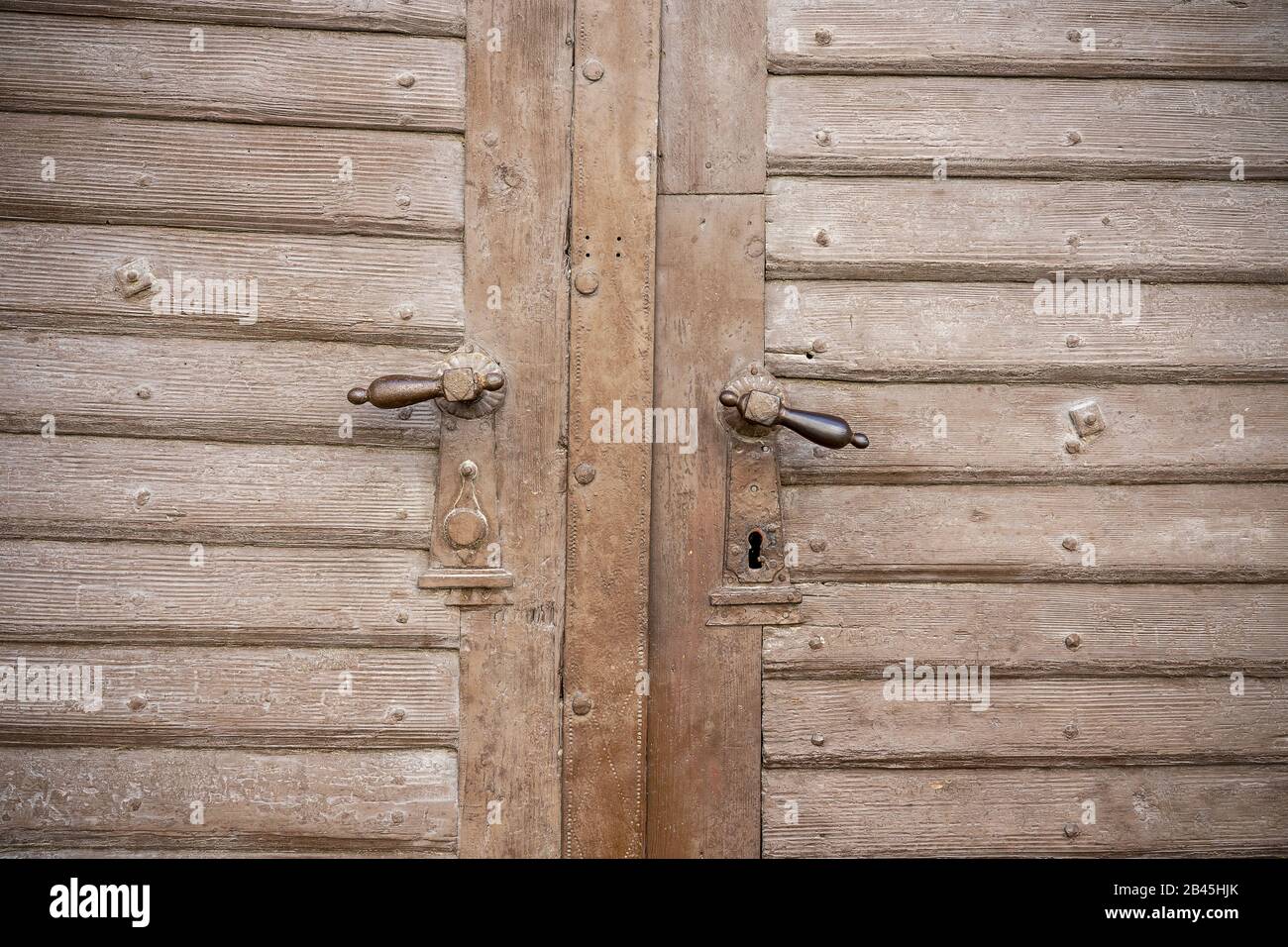 fermez la vieille porte en bois vintage décorée avec une poignée de porte en fer . Banque D'Images