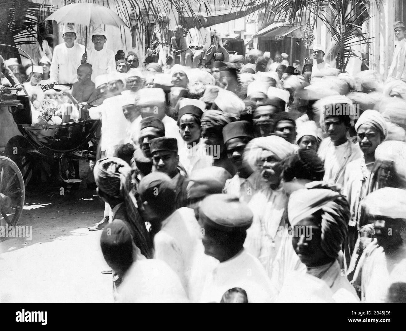 Mahatma Gandhi assis dans un chariot sous parapluie dans une procession à Mangrol, Junagadh, Gujarat, Inde, Asie, avril 1925, ancienne image millésime 1900 Banque D'Images