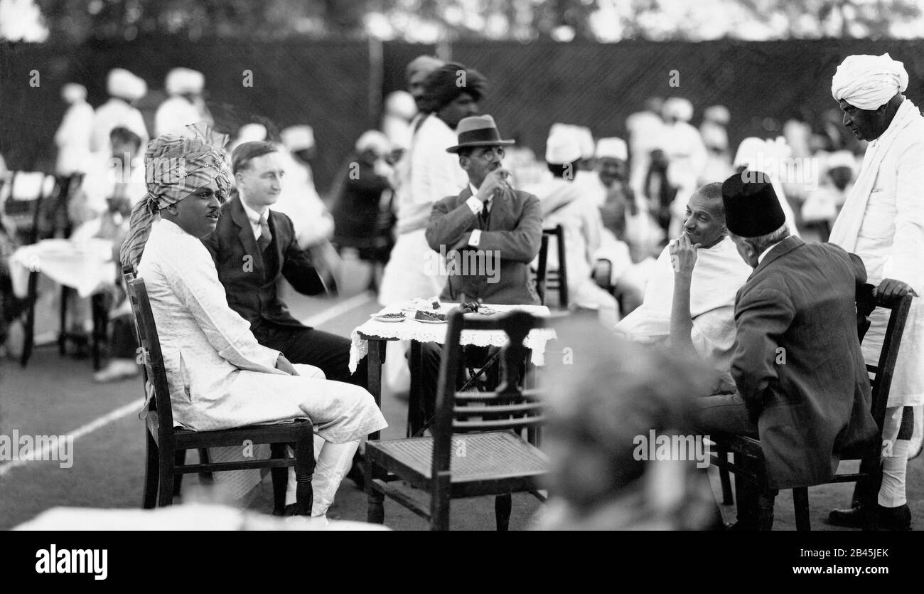 Mahatma Gandhi à une fête de jardin par le souverain de Rajkot, Gujarat, Inde, 15 février 1925, ancienne image millésime 1900 Banque D'Images