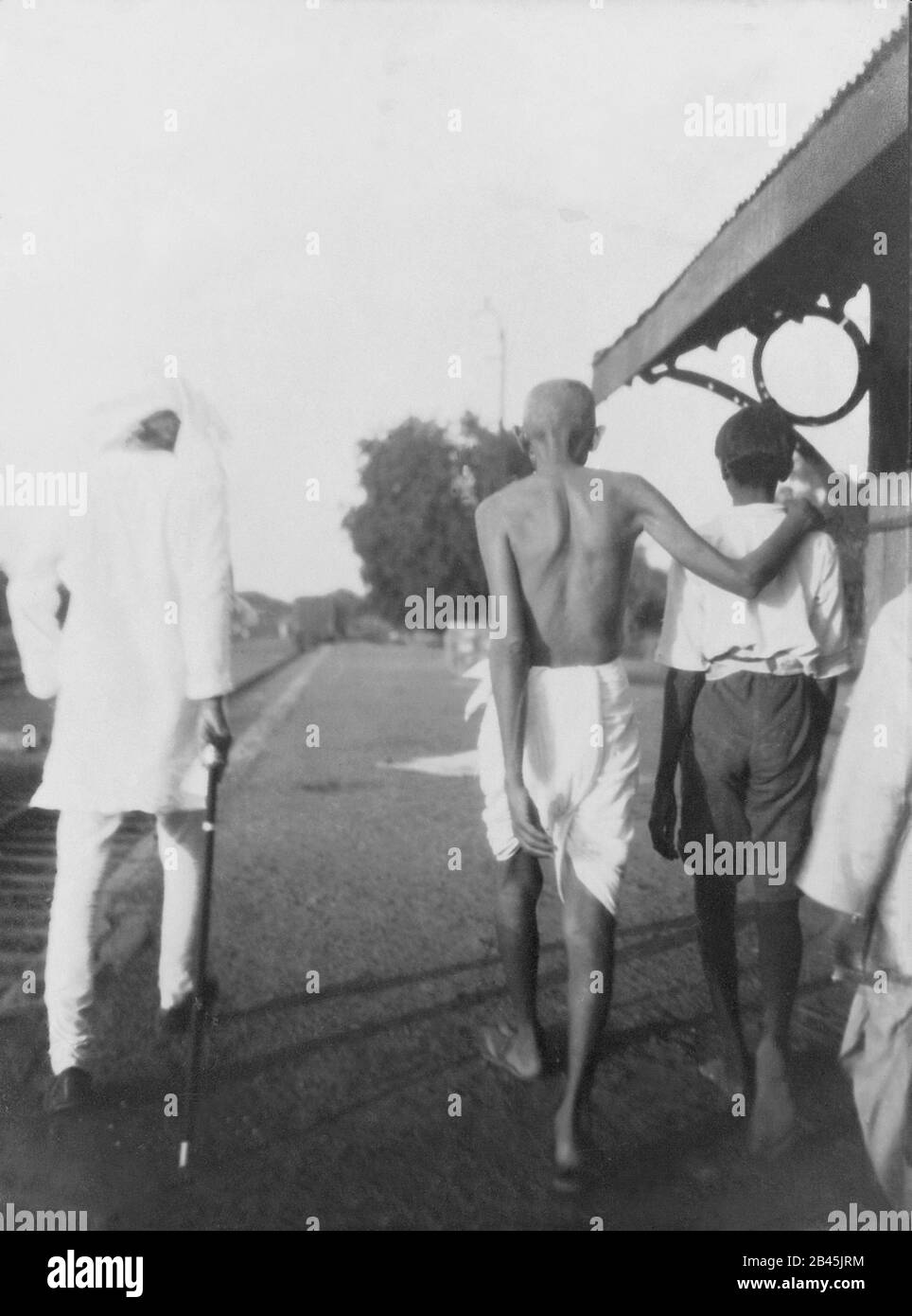 Mahatma Gandhi à une gare, Inde, 1929, ancienne image millésime 1900 Banque D'Images