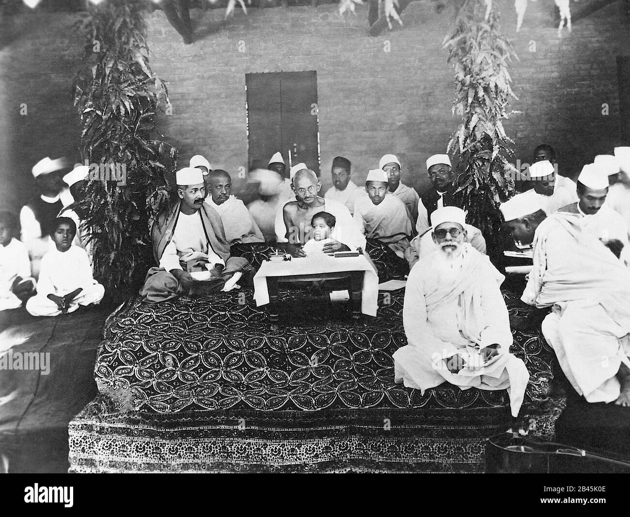 Mahatma Gandhi présidant la huitième convocation de l'université fondée par lui, Inde, 11 janvier 1930, ancien millésime 1900 image Banque D'Images