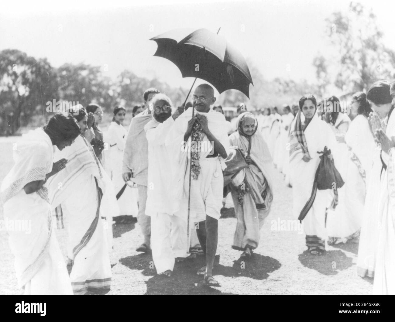 Kasturba Gandhi et Mahatma Gandhi salutation bienvenue à Shantiniketan, Bengal, Inde, Asie, février 1940, ancienne image du XXe siècle Banque D'Images