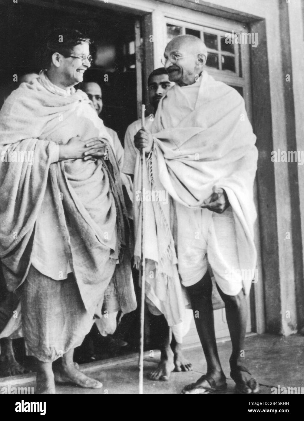 Mahatma Gandhi avec un visiteur des Etats-Unis à Sebagram Ashram, Wardha, Nagpur, Maharashtra, Inde, Asie, 1940, ancienne image du millésime 1900 Banque D'Images