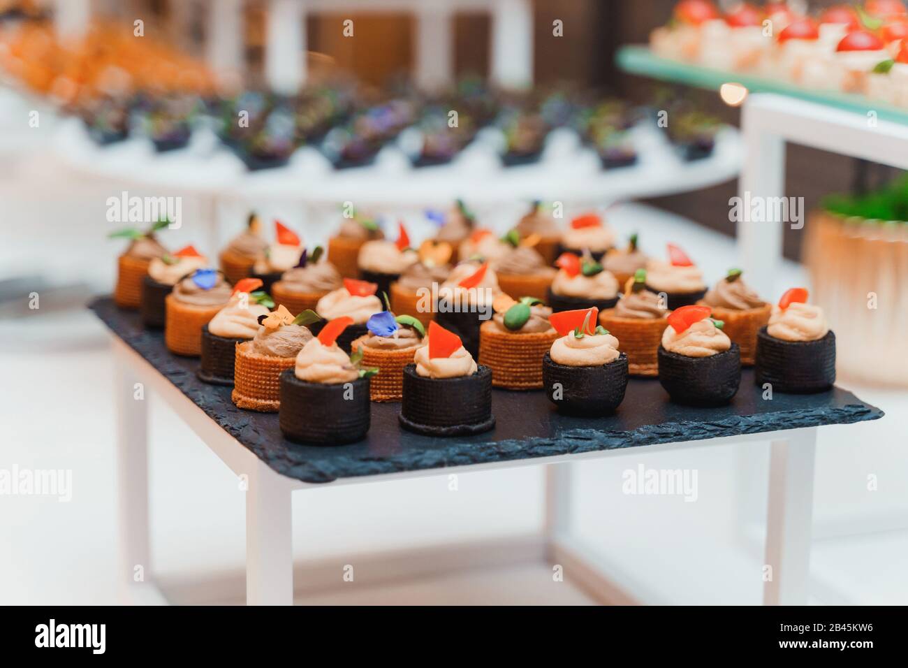 Plateau de petits hors-d'œuvre magnifiques lors d'un événement Banque D'Images