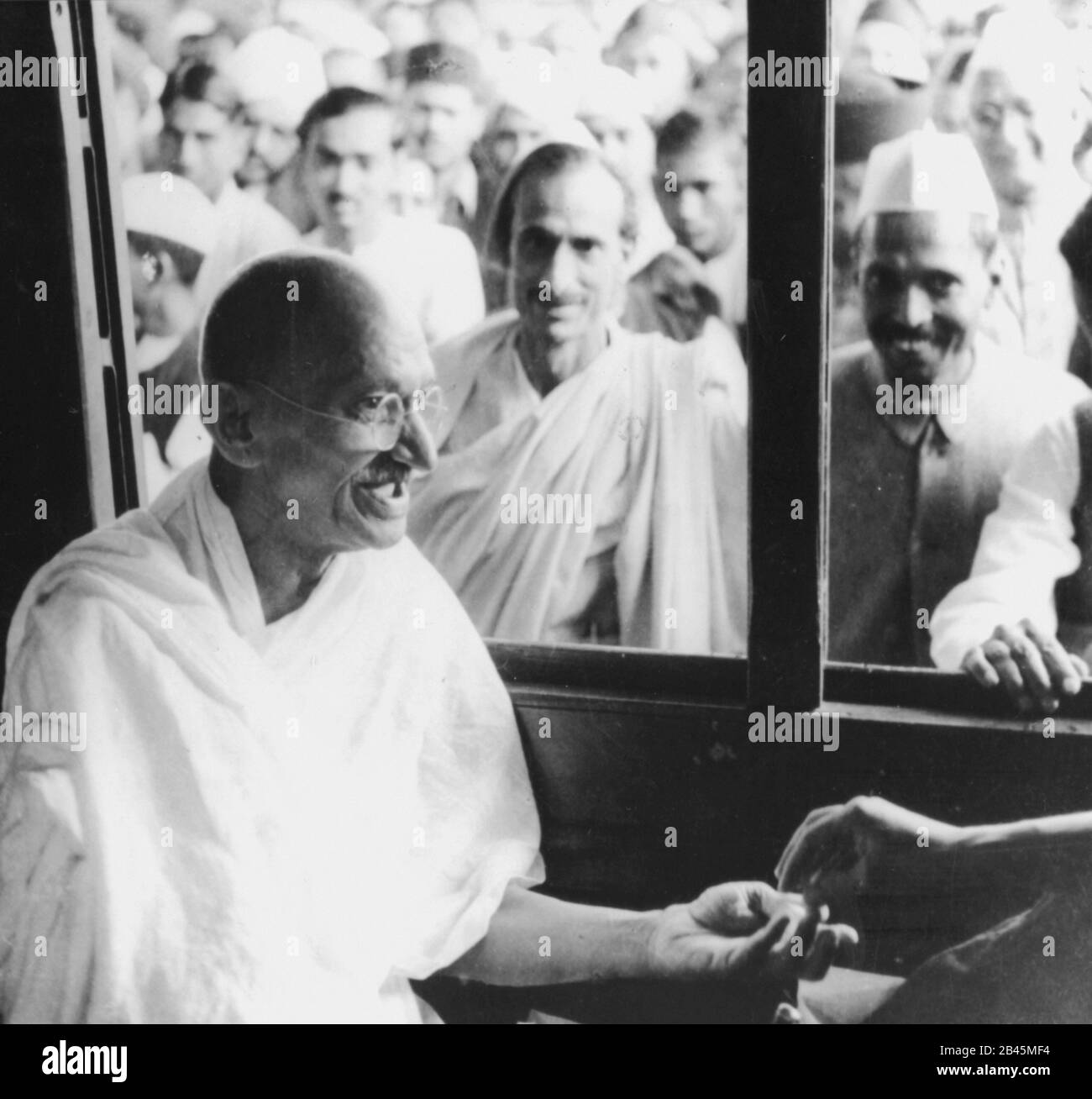 Mahatma Gandhi collectant de l'argent pour des harijans à la gare sur son chemin à Assam, Inde, Asie, années 1940, ancienne image millésime 1900 Banque D'Images